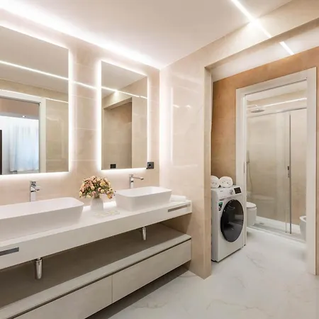White House - San Babila Apartment *