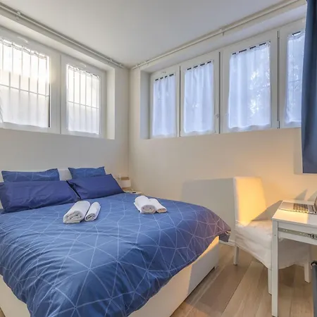 - San Siro Corner, With Private Parking Apartament