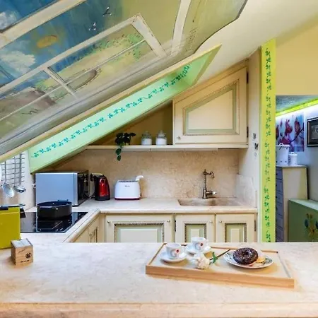 10' From Station-300 M From The Metro Apartment