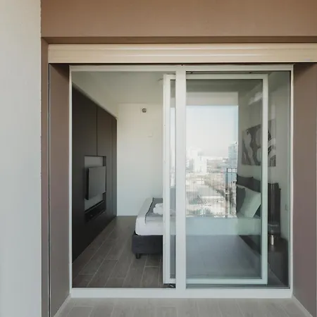 Gohost - Modern And Bright With Terrace And Balcony Apartment