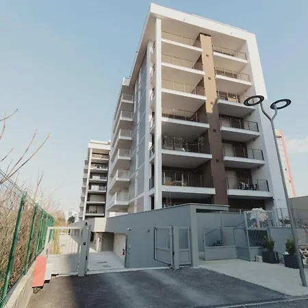 Gohost - Modern And Bright With Terrace And Balcony Apartment