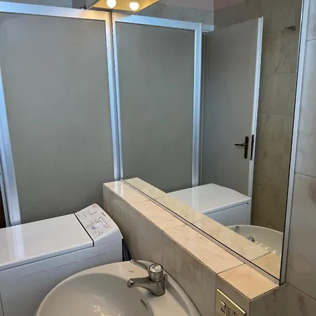 Isola Flat * ميلان