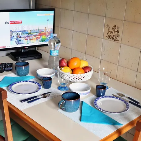 Homestay Cozy Room In Elegant Flat Shared With Alex, Tube 5 Min Walking
