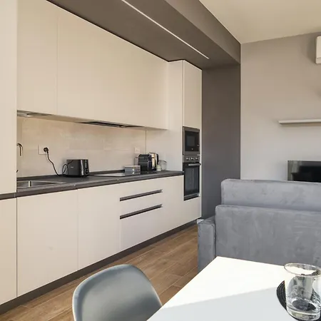 In Financial District 4 Pax Milánó