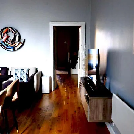 Cozy Renovated Comfort In Isola Διαμέρισμα *
