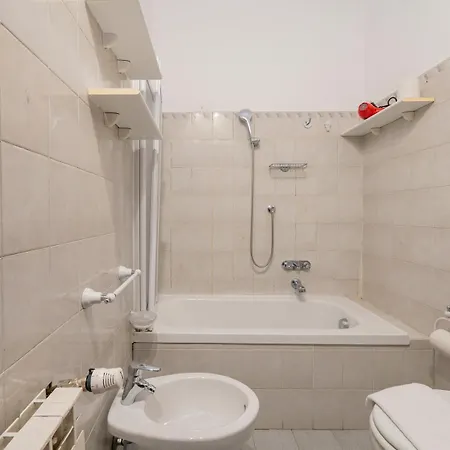 Ampio Biolocale Vicino Stazione דירה *