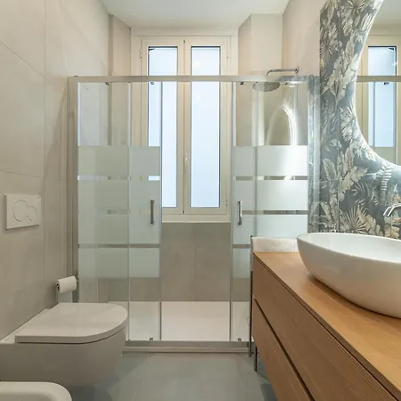 5' From Station, With 2 Bedrooms Milano
