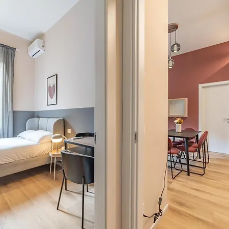 5' From Station, With 2 Bedrooms Apartment *
