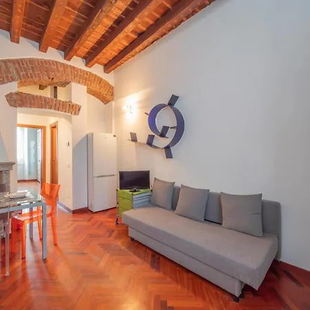Xenia - Historic Two-room In Navigli Area Milánó