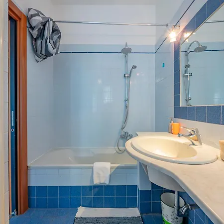 아파트 Xenia - Two-room With Terrace In Fondazione Prada