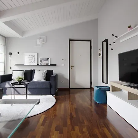 Penthouse With Patio & 2 Baths, 10 Min To Duomo Mediolan
