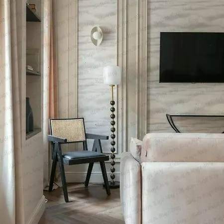 Modern Hugo Milan