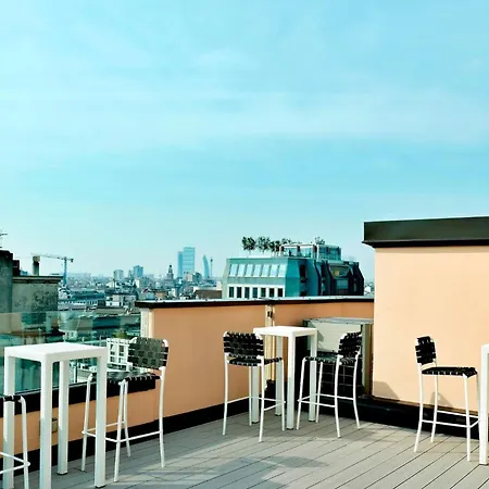 San Babila Duomo View With Shared Rooftop Terrace Apartment
