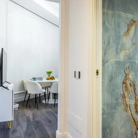Апартаменты Modern Near Sta