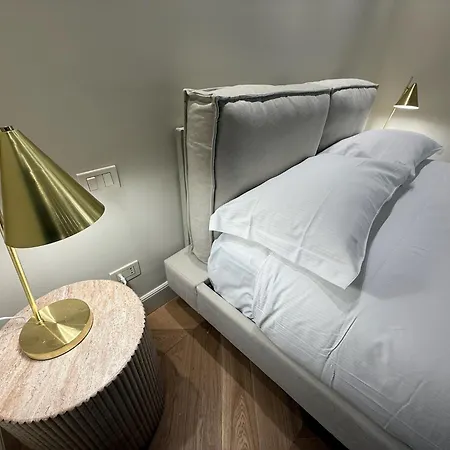Lusso In Palazzo D'epoca Apartment