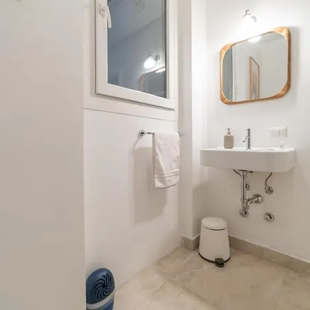 Garibaldi , Intrho Apartment