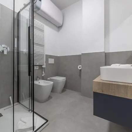 Modern And Comfortable In Cenisio Area Apartman