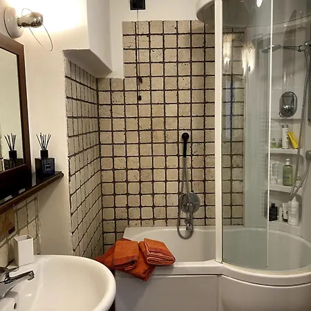 Adalbert House On 2 Levels דירה *