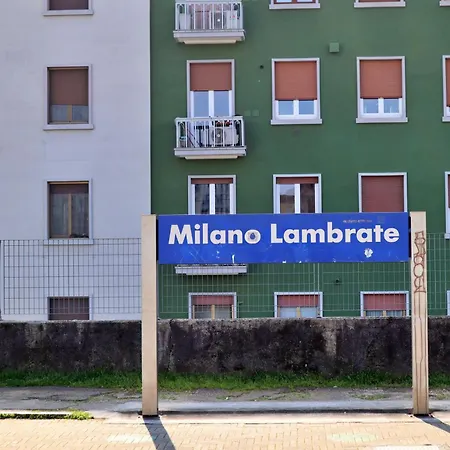Homestay Cozy Room In Elegant Flat Shared With Alex, Tube 5 Min Walking Milan