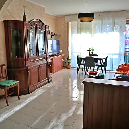 Homestay Cozy Room In Elegant Flat Shared With Alex, Tube 5 Min Walking Milan