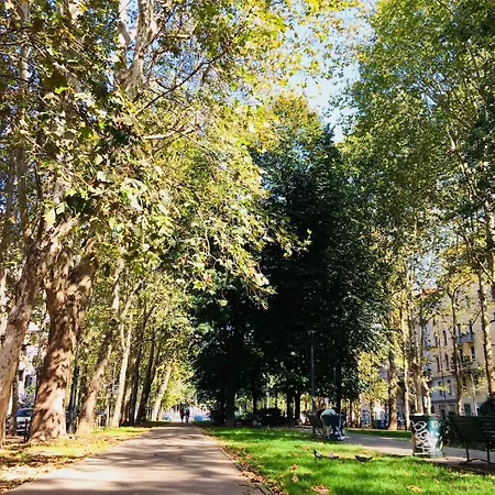 Milan, Cozy Flat In Porta Venezia Милан