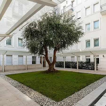 Elegant In The Heart Of Milaan