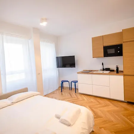 Moderno Bilocale In Zona Monumentale-cenisio Μιλάνο