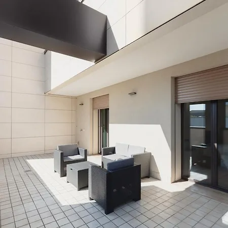 Gohost - Next To The Olympic Village Terrace Apartment *