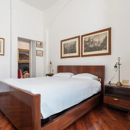 Spacious And Bright Three-room Just Few Steps From The Duomo Apartment Milan