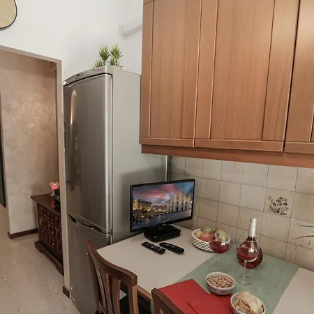 Homestay Cozy Room In Elegant Flat Shared With Alex, Tube 5 Min Walking