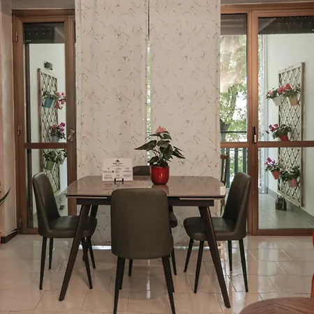 Homestay Cozy Room In Elegant Flat Shared With Alex, Tube 5 Min Walking