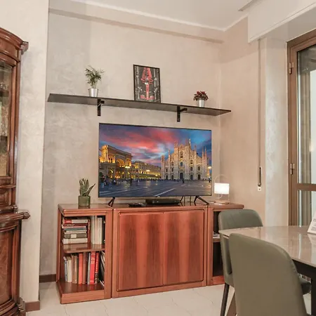 Cozy Room In Elegant Flat Shared With Alex, Tube 5 Min Walking Homestay Milan