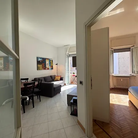 Bright With Balcony In Corso Xxii Marzo Апартаменты