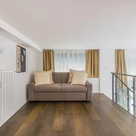 Center Jacuzzi Deluxe Loft Apartment Milan