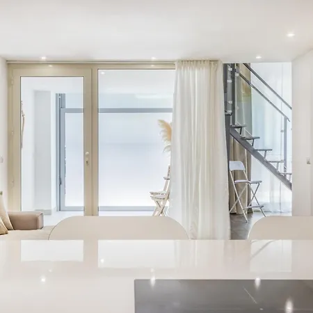 Center Jacuzzi Deluxe Loft Apartment *