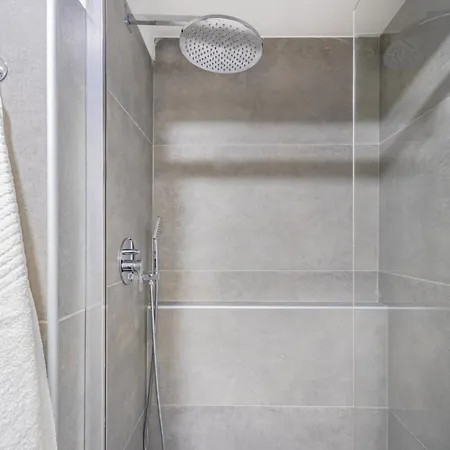Center Jacuzzi Deluxe Loft Apartment