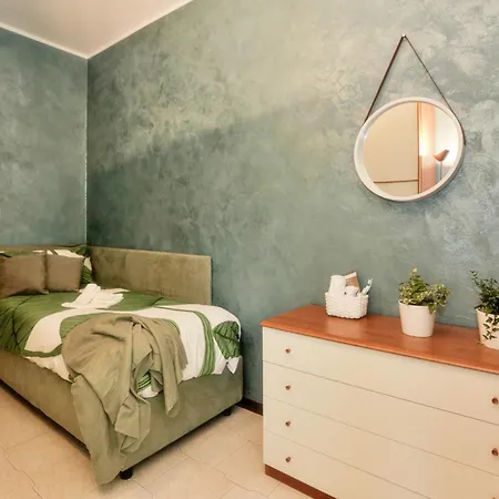 Homestay Cozy Room In Elegant Flat Shared With Alex, Tube 5 Min Walking Milan