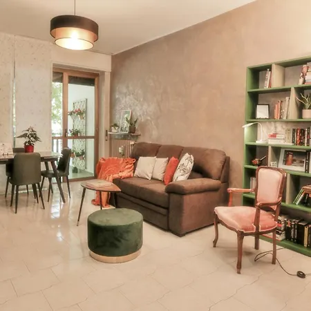 Homestay Cozy Room In Elegant Flat Shared With Alex, Tube 5 Min Walking Milan