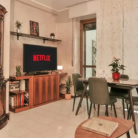 Homestay Cozy Room In Elegant Flat Shared With Alex, Tube 5 Min Walking Milan