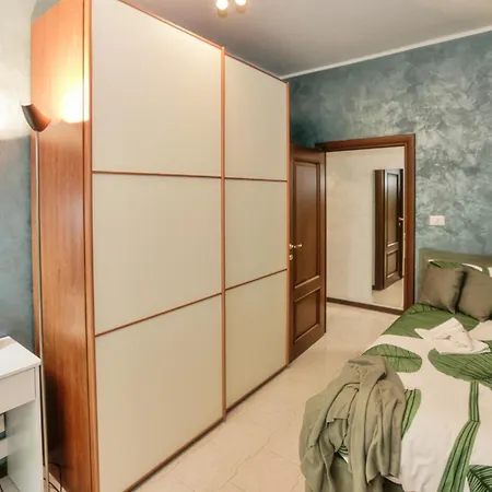 Homestay Cozy Room In Elegant Flat Shared With Alex, Tube 5 Min Walking Milan