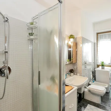 Cozy Room In Elegant Flat Shared With Alex, Tube 5 Min Walking Homestay Milan