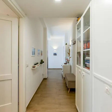 Apartment Attico - 2min Metro - Elegante With Ac