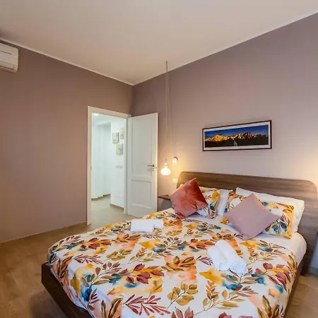 Apartment Attico - 2min Metro - Elegante With Ac