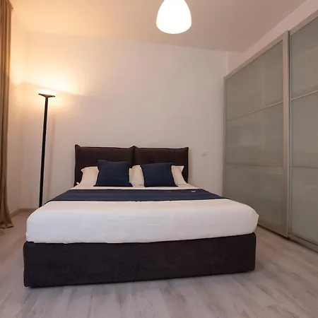 Elegant Little - Center - M4 Station *