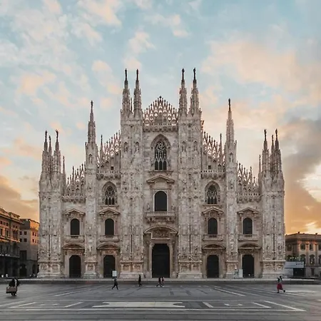 Апартаменты Duomo 15' - 5' From Station With Wifi And A-c