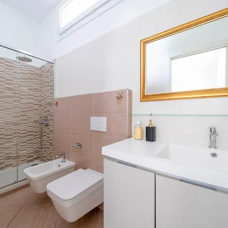 Duomo 15' - 5' From Station With Wifi And A-c *