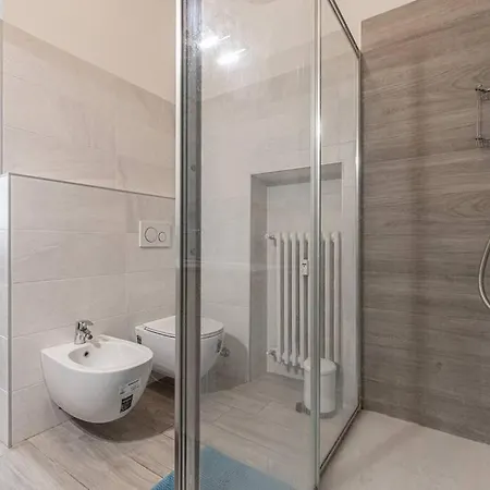 Three 2 Beds, 3rd Bed Available * Milan