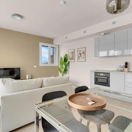 Airy With Balcony & Garage By Ndp Rent * Μιλάνο