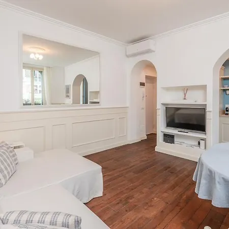 Refined And Bright One-bedroom Near Metro M4 - Dateo 公寓
