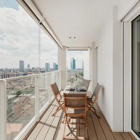 Gohost - Skyline Walking Distance From Station Apartment
